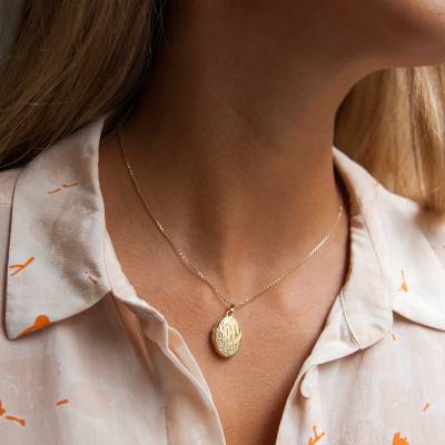 375/1000 Yellow Gold Oval Leaf Photo Pendant - Emanessence