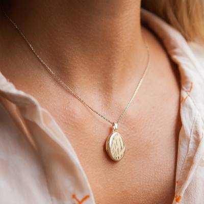 375/1000 Yellow Gold Brilliant Oval Photo Pendant - Emanessence