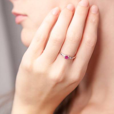 Diamond-Shouldered Solitaire Ring 0.06 ct Diamonds and 0.28 ct Ruby in 375 or 750 White Gold - Aurora
