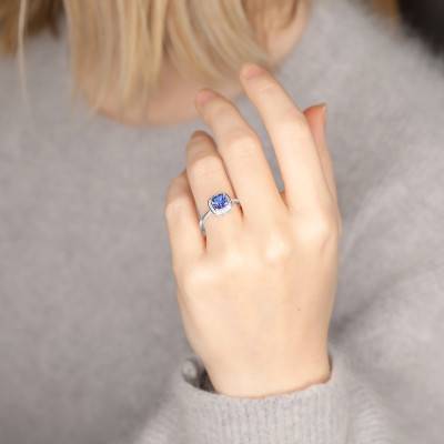 Bague, Or Blanc 750, Tanzanite Coussin & Diamants - Bloomingstone