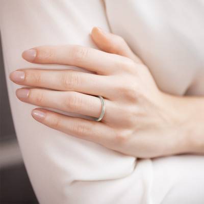 Alliance Demi-Jonc en Or Blanc 750, Largeur 2 mm - Amore