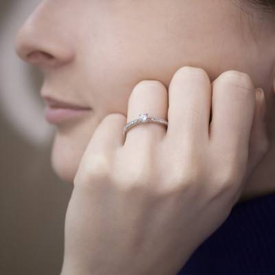 Alice 750 White Gold Diamond 0.20 ct Solitaire Ring with Side Stones - Alliantine