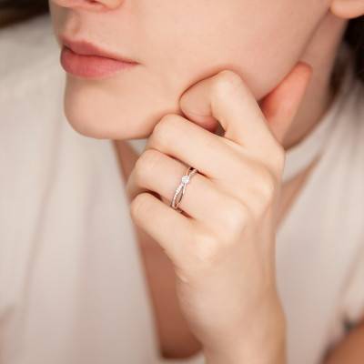 Ilia 375/1000 White Gold HSI2 Diamond Solitaire with Side Stones Ring - Juweel