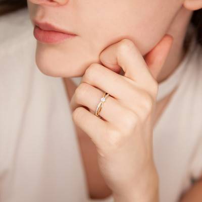 Ilia 375/1000 Yellow Gold Diamond Solitaire with Side Stones Ring - Juweel