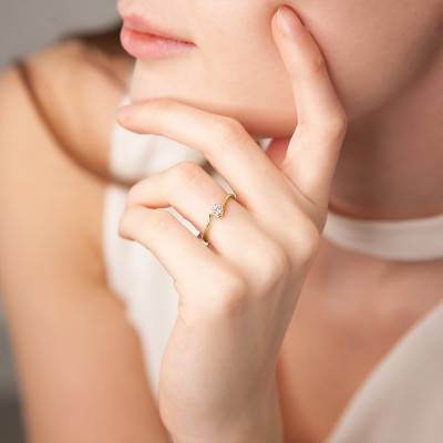 375 Yellow Gold Diamond Crossover Solitaire Ring - Juweel