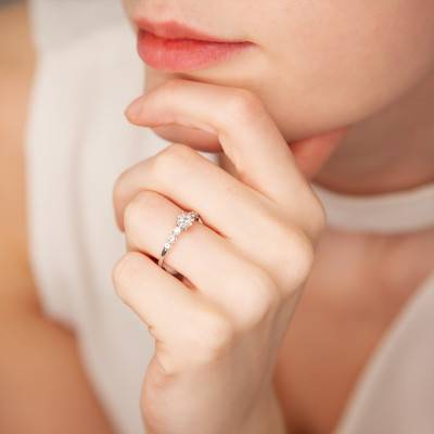Lou 750/1000 White Gold Diamond Solitaire Ring with Side Stones - Juweel