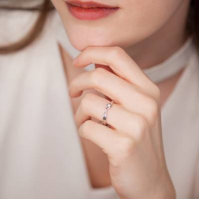 Diamond Solitaire Ring Croisade in 375 or 750 White Gold - Juweel