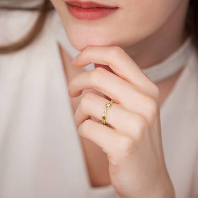 375/1000 or 750/1000 Yellow Gold Diamond Crossover Solitaire Ring - Juweel