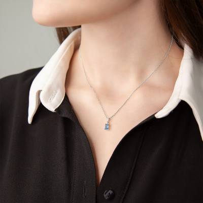 Pendentif Topaze Bleue Or blanc forme Emeraude - Aurora