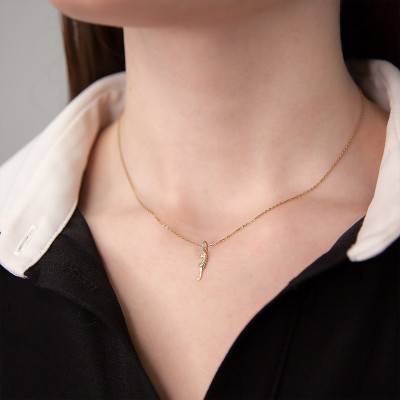 375 Yellow Gold Seahorse Pendant - Emanessence