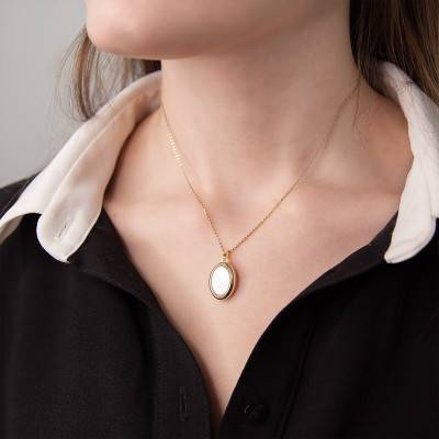 375/1000 or 750/1000 Yellow Gold & Mother-of-Pearl Photo Pendant - Emanessence