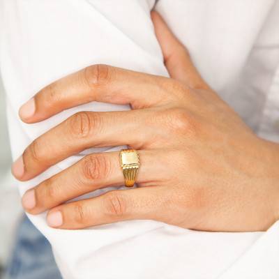 375/1000 Yellow Gold Rectangular Signet Ring, 6.50 x 8.50 mm - Imperium