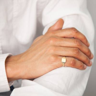 750/1000 Yellow Gold Chiseled Rectangular Signet Ring, 6.50 x 8 mm - Imperium