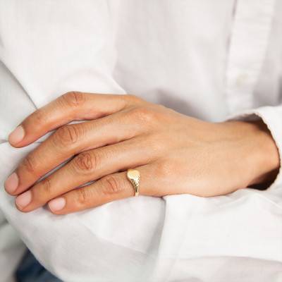 750/1000 Yellow Gold Oval Signet Ring, 7 x 8 mm - Imperium