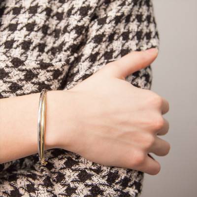 Two-Tone 750/1000 Gold Hollow Round Wire Bangle, 50 mm x 60 mm, 3 mm Wide - Emanessence