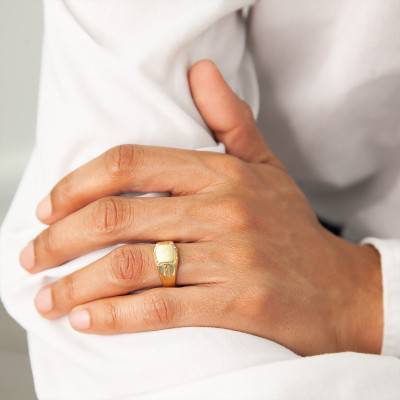 375/1000 Yellow Gold Rectangular Signet Ring, 7.50 x 8 mm - Imperium