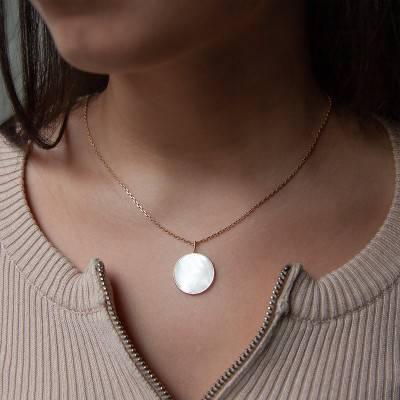 375 Yellow Gold & Mother-of-Pearl Pendant, 18 mm Diameter - Vandona