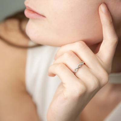 Knotted 375/1000 or 750/1000 White Gold & Diamond Ring - Juweel