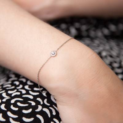 White Gold 375 or 750 Solitaire Bracelet with Companion Diamonds, Length 15,5 cm to 18 cm - Diamond Lady