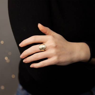 Antique Oval 375/1000 Yellow Gold Signet Ring - Emanessence