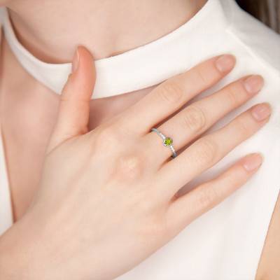 375/1000 White Gold Peridot & Diamond Side-Stone Solitaire Ring - Aurora