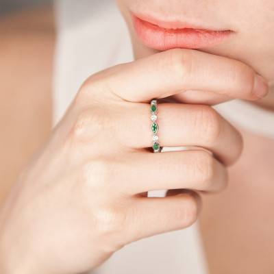 750/1000 White Gold Delia Ring with 0.16 ct Diamonds & 0.87 ct Emeralds - Aurora
