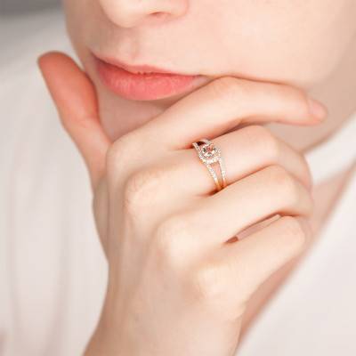 375/1000 Rose Gold Diamond & 0.05 ct Morganite Accompanied Solitaire Ring - Aurora
