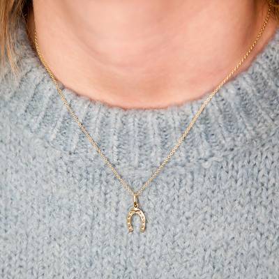 750 Yellow Gold Oval Horseshoe Pendant - Emanessence