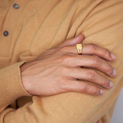 750/1000 Yellow Gold Chiseled Grooved Signet Ring - Imperium