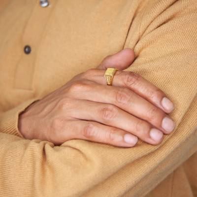 750/1000 Yellow Gold Chiseled Signet Ring - Imperium
