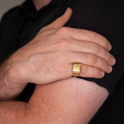 750/1000 Yellow Gold Rectangular Signet Ring with C Motif - Imperium