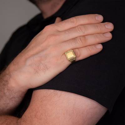 750/1000 Yellow Gold Grooved Chiseled Signet Ring - Imperium