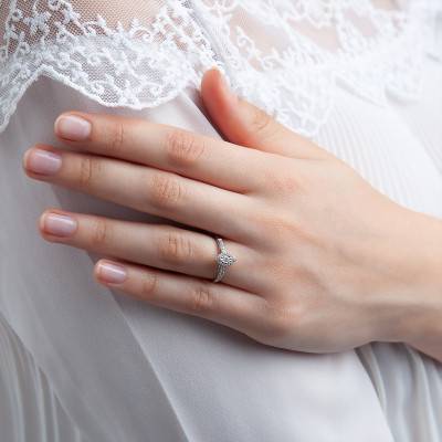 White Gold 750 Marquise Accompanied Solitaire Ring - Alliantine