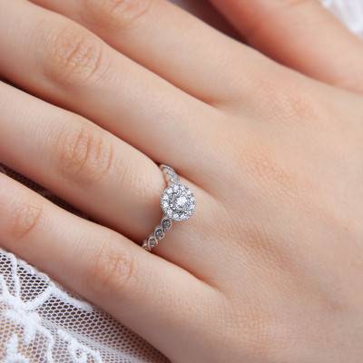 750/1000 White Gold GSI2 Diamond Side-Stone Solitaire Ring - Alliantine