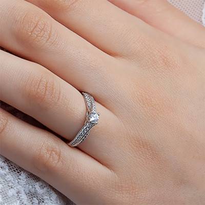 "Diamond Accompanied Solitaire Ring 0.39 ct in 750/1000 White Gold" - Alliantine