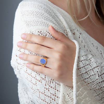 750/1000 Yellow Gold & Lapis Lazuli Oval Signet Ring, 11 x 14 mm - Emanessence