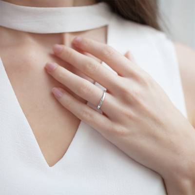 Alliance Demi-Bombée en Or Blanc 375, Largeur 2 mm - Amore