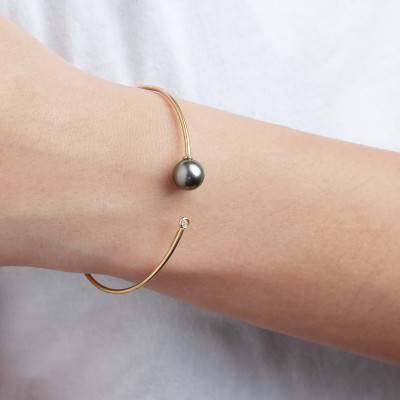 Open 750 Yellow Gold Bangle Bracelet & Tahitian Pearl 8/10 mm, Length 16 cm to 17 cm, Width 1,50 mm - Négoce-îles
