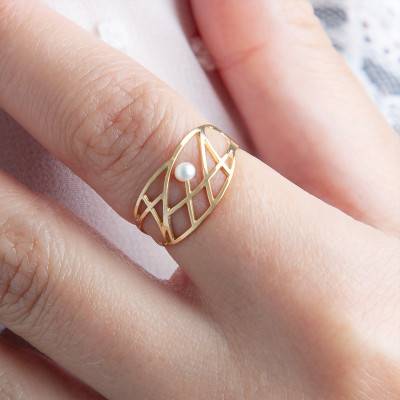750/1000 Yellow Gold Geometric & Cultured Pearl Ring - Emanessence