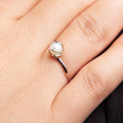 750/1000 White Gold & Cultured Pearl Ring - Emanessence