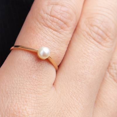 750/1000 Yellow Gold & Cultured Pearl Ring - Emanessence