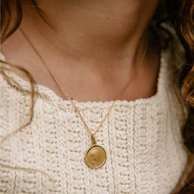 Médaille Vierge Marie de Profil en Prière, Or Jaune 750, Diamètre 14 mm - Augis
