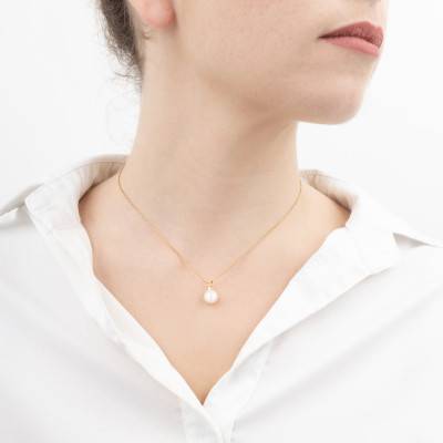 750 Yellow Gold & Round 8/9 mm Freshwater Pearl and 0.03 ct Diamond Pendant - Négoce-îles