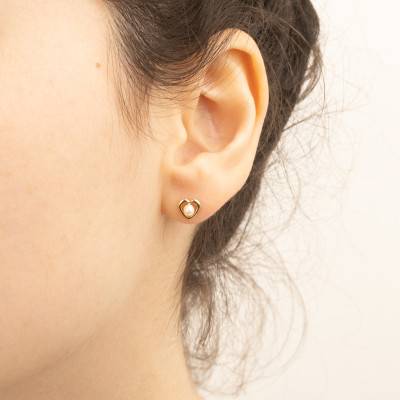 750 Yellow Gold & Freshwater Cultured Pearl Heart Stud Earrings - Emanessence