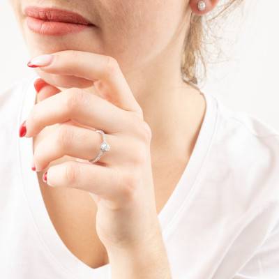 Bague Diamant Ovale 0,25 ct et son Halo en Or Blanc 750 - Divine
