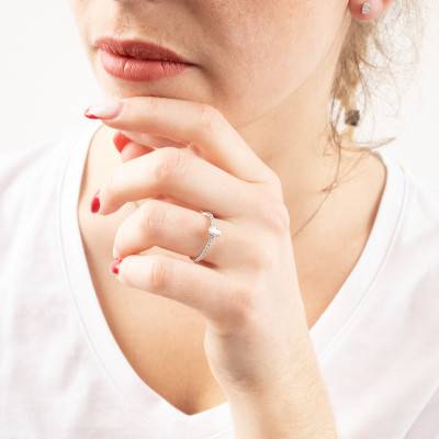 Bague Diamant Ovale 0,25 ct et son Pavage en Or Blanc 750 - Divine