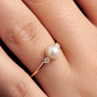 750/1000 Yellow Gold, 0.03 ct Diamonds & Cultured Pearl Ring - Emanessence