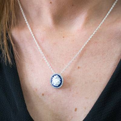 Pendentif Camée Ovale Fleuri et Halo de Pierres, Agate Bleue & Argent - Emanessence
