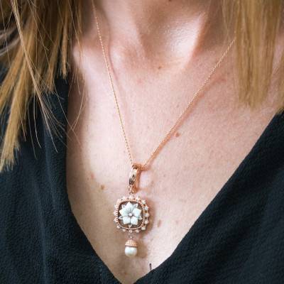 Pendentif Camée Fleur Rose, Halo et Pampille Perles Blanches - Emanessence
