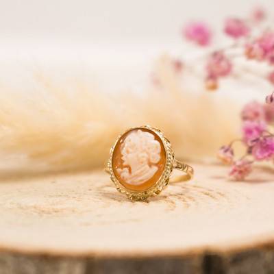 750 Yellow Gold Cameo Ring - Emanessence